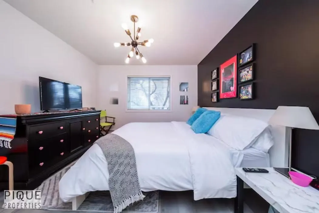 The Neon Palace - Kingbed - Fireplace - Netflix - Ug Park Edmonton Canada