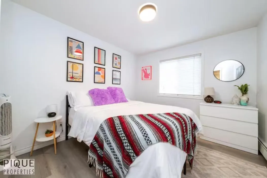 Aparthotel The Neon Palace - Kingbed - Fireplace - Netflix - Ug Park Edmonton Canada