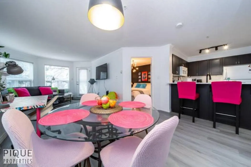 Aparthotel The Neon Palace - Kingbed - Fireplace - Netflix - Ug Park Edmonton