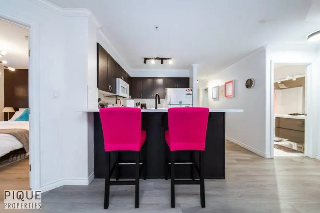 The Neon Palace - Kingbed - Fireplace - Netflix - Ug Park Edmonton Canada