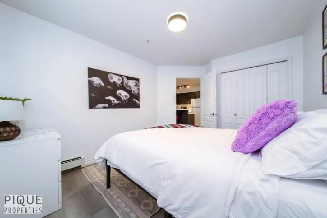 The Neon Palace - Kingbed - Fireplace - Netflix - Ug Park Edmonton Aparthotel