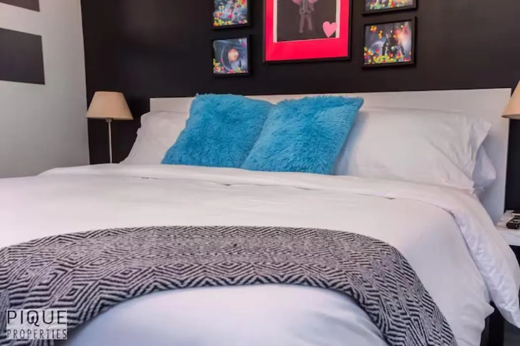 The Neon Palace - Kingbed - Fireplace - Netflix - Ug Park Edmonton