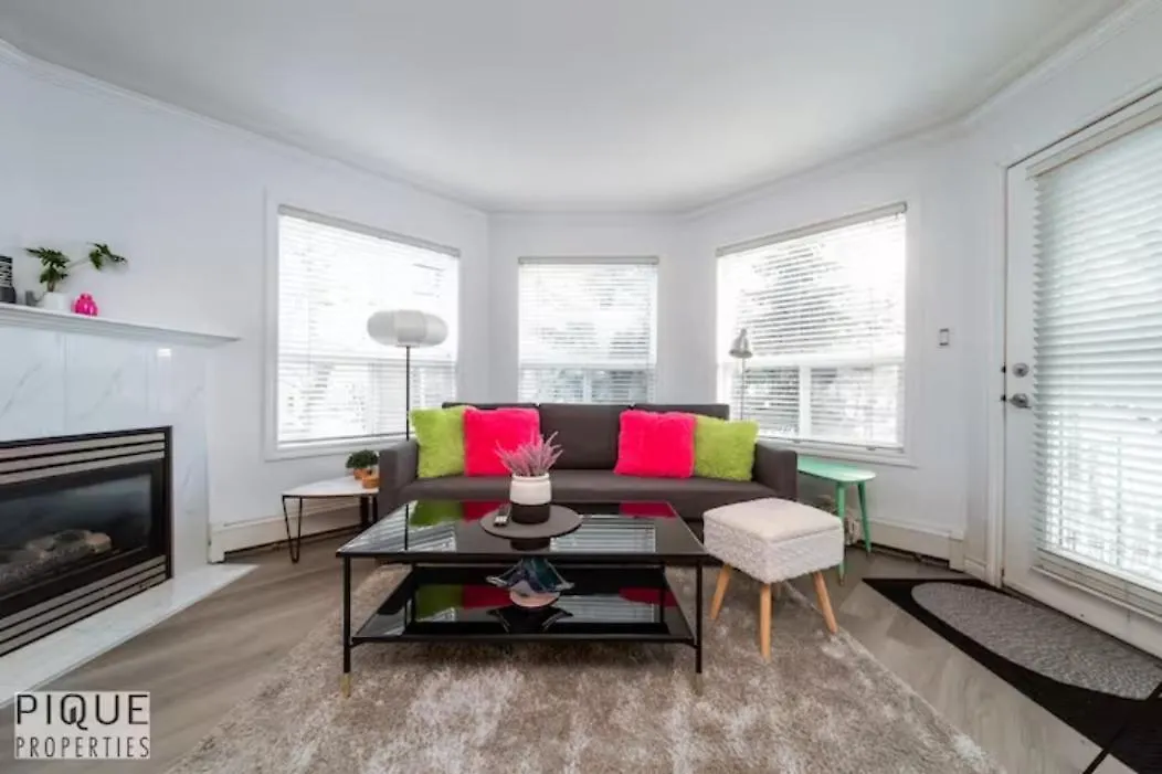 Aparthotel The Neon Palace - Kingbed - Fireplace - Netflix - Ug Park Edmonton