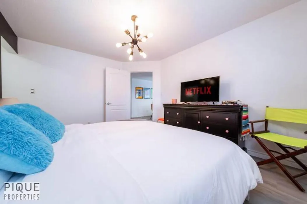 The Neon Palace - Kingbed - Fireplace - Netflix - Ug Park Edmonton Canada