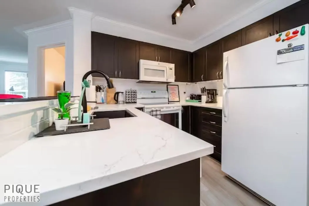 The Neon Palace - Kingbed - Fireplace - Netflix - Ug Park Edmonton