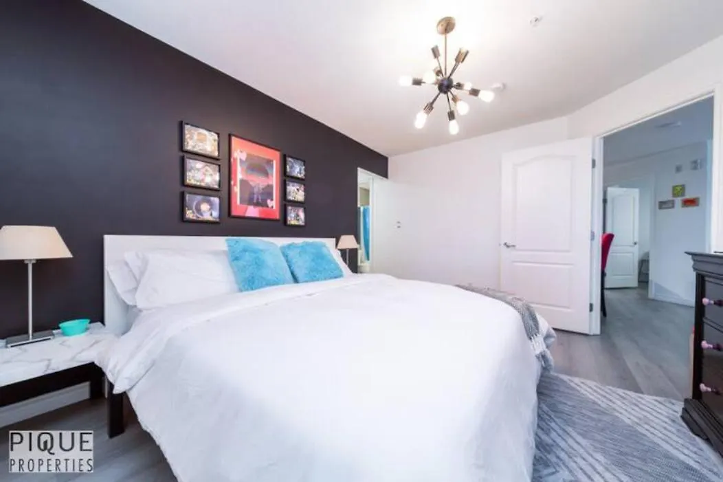 The Neon Palace - Kingbed - Fireplace - Netflix - Ug Park Edmonton